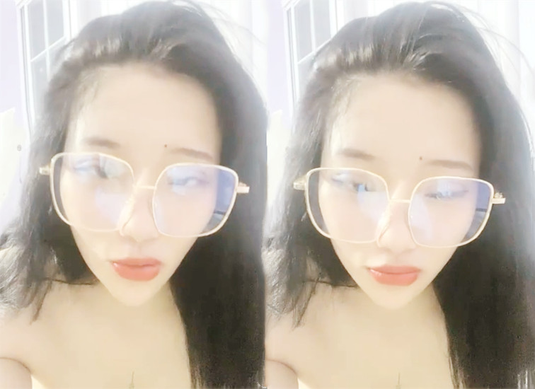 眼镜骚女道具自慰大秀,脱光光粉穴自摸搞得很湿,椅子上震动棒抽插呻吟