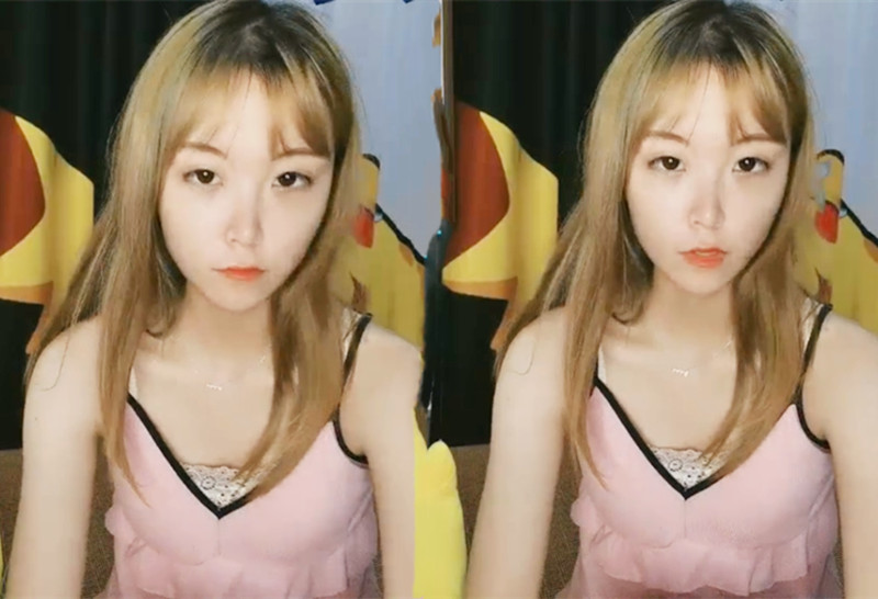 人美嘴甜两个妹子道具自慰,逼逼无毛大黑牛震动轮着玩